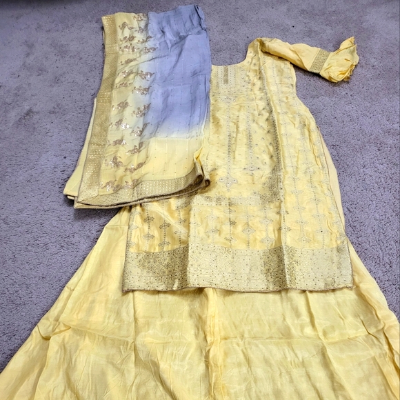 Salwaar Kameez - Picture 1 of 4